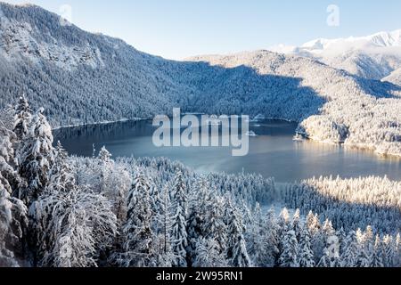 Grainau, Deutschland. Dezember 2023. Der Eibsee ist von einer verschneiten Winterlandschaft umgeben. Quelle: Matthias Balk/dpa/Alamy Live News Stockfoto