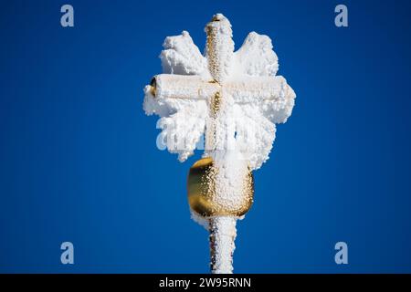 Grainau, Deutschland. Dezember 2023. Das vereiste Gipfelkreuz ist auf dem Gipfel der Zugspitze zu sehen. Quelle: Matthias Balk/dpa/Alamy Live News Stockfoto