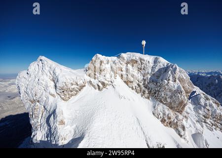 Grainau, Deutschland. Dezember 2023. Das vereiste Gipfelkreuz ist auf dem Gipfel der Zugspitze zu sehen. Quelle: Matthias Balk/dpa/Alamy Live News Stockfoto