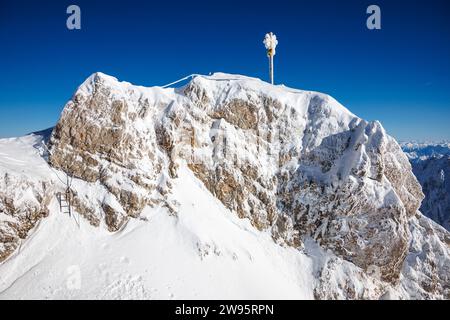 Grainau, Deutschland. Dezember 2023. Das vereiste Gipfelkreuz ist auf dem Gipfel der Zugspitze zu sehen. Quelle: Matthias Balk/dpa/Alamy Live News Stockfoto