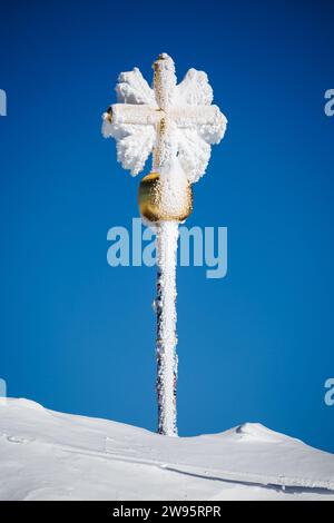 Grainau, Deutschland. Dezember 2023. Das vereiste Gipfelkreuz ist auf dem Gipfel der Zugspitze zu sehen. Quelle: Matthias Balk/dpa/Alamy Live News Stockfoto