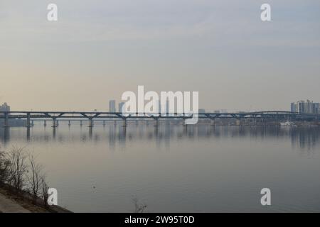 Blick auf die Cheongdam Bridge, die über den Fluss Han gebaut wurde, der durch die Innenstadt von Seoul fließt Stockfoto