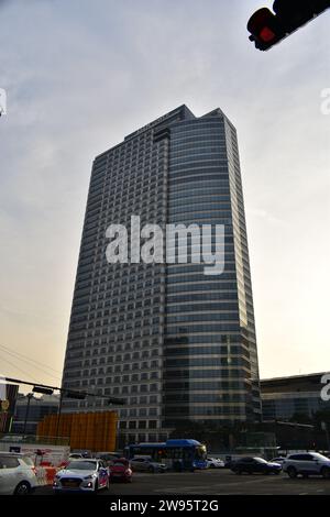 Straßenblick auf den ASEM Tower bei Sonnenuntergang, ein Geschäfts- und Bürogebäude im Herzen des Gangnam-Viertels Stockfoto