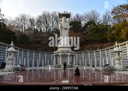 Große Buddha-Statue aus Stein am Bongeunsa-Tempel im Herzen des Gangnam-Viertels Stockfoto