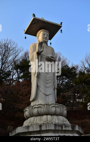 Große Buddha-Statue aus Stein am Bongeunsa-Tempel im Herzen des Gangnam-Viertels Stockfoto