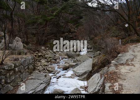 Felsiges gefrorenes Flussbett, das entlang eines Wanderweges im Bukhansan-Nationalpark verläuft Stockfoto