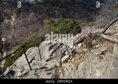 Ein rauer und felsiger Bergwanderweg, der von einem Stahlhandlauf im Bukhansan-Nationalpark eingezäunt ist Stockfoto