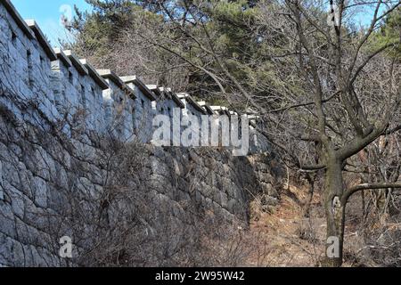 Überreste einer alten Befestigungsmauer entlang der Bergrücken im Bukhansan-Nationalpark Stockfoto