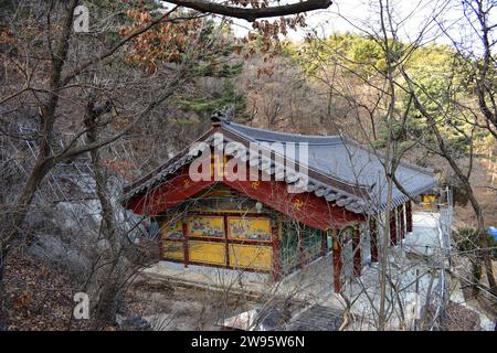 Gebäude des buddhistischen Ilseonsa Tempels im Bukhansan Nationalpark Stockfoto