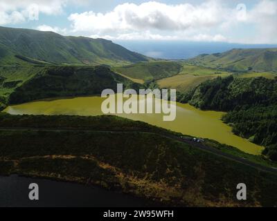 Grüner See und Gebirgszüge der Azoren Stockfoto