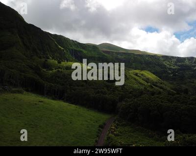 Grüner See und Gebirgszüge der Azoren Stockfoto