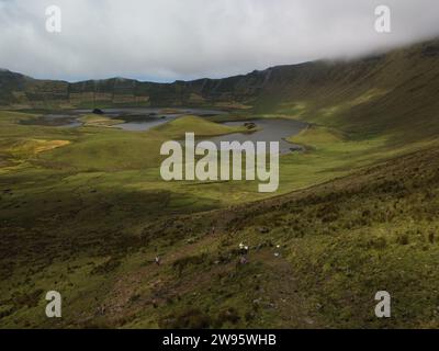 Der Caldeirão do Corvo ist der Krater eines alten erloschenen Vulkans, der einen großen Teil der Insel Corvo im portugiesischen Azoren einnimmt. Stockfoto