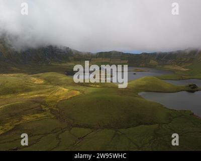 Der Caldeirão do Corvo ist der Krater eines alten erloschenen Vulkans, der einen großen Teil der Insel Corvo im portugiesischen Azoren einnimmt. Stockfoto