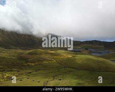 Der Caldeirão do Corvo ist der Krater eines alten erloschenen Vulkans, der einen großen Teil der Insel Corvo im portugiesischen Azoren einnimmt. Stockfoto