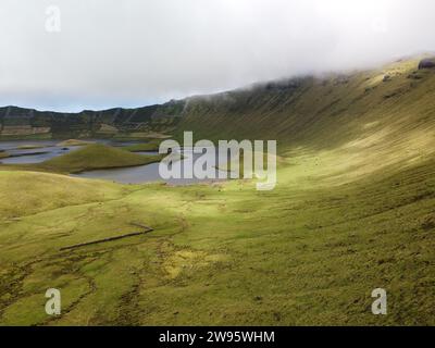 Der Caldeirão do Corvo ist der Krater eines alten erloschenen Vulkans, der einen großen Teil der Insel Corvo im portugiesischen Azoren einnimmt. Stockfoto