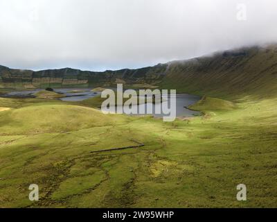 Der Caldeirão do Corvo ist der Krater eines alten erloschenen Vulkans, der einen großen Teil der Insel Corvo im portugiesischen Azoren einnimmt. Stockfoto