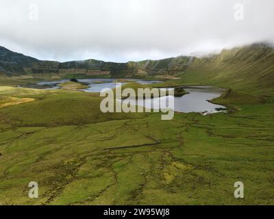 Der Caldeirão do Corvo ist der Krater eines alten erloschenen Vulkans, der einen großen Teil der Insel Corvo im portugiesischen Azoren einnimmt. Stockfoto