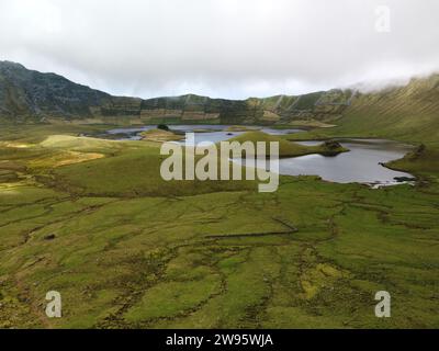 Der Caldeirão do Corvo ist der Krater eines alten erloschenen Vulkans, der einen großen Teil der Insel Corvo im portugiesischen Azoren einnimmt. Stockfoto