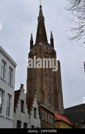 Der Uhrenturm der Kirche unserer Lieben Frau von den Straßen des mittelalterlichen Stadtzentrums von Brügge aus gesehen Stockfoto