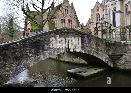 Die kleine Bonifacius-Brücke aus Stein und Backstein, die über einen kleinen Kanal im mittelalterlichen Stadtzentrum von Brügge führt Stockfoto