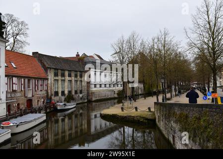 Blick auf einen Kanal und die umliegenden mittelalterlichen Häuser im Stadtzentrum von Brügge Stockfoto