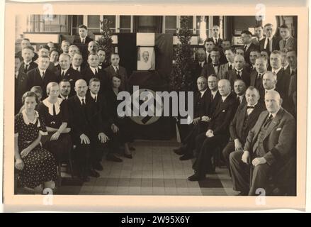 Fotografien aus dem Nachlass Isabel Wachenheimer, anonym, 1934 Fotografie Gedenkversammlung für den verstorbenen deutschen Präsidenten Paul von Hindenburg vom Stab der Deutschen Bank in Stuttgart, mit Eugen Wachenheimer (rechte Seite, untere Reihe, am Ende sitzend, mit Brille), ein Bild von Hindenburg und eine Fahne mit Hakenkreuz. Stuttgart Fototräger Gelatine Silberdruck Stuttgart Stockfoto