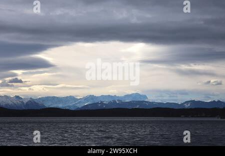 Tutzing, Bayern, Deutschland 24. Dezember 2023: Ein Wintertag in Tutzing Landkreis Starnberg. Hier der Blick an Heiligabend auf das aktuelle Weihnachtswetter, Wetterbild, hier der Starnberger See und im Hintergrund das Wettersteingebirge mit Alpspitze und Zugspitze, windig, stürmisch, Föhn, Föhnig, Föhnstreifen, Föhnsturm, Wolkenloch am Himmel, Wolkenstimmung *** Tutzing, Bayern, Deutschland 24. Dezember 2023 Ein Wintertag im Stadtteil Tutzing Starnberg hier der Blick auf Heiligabend auf das aktuelle Weihnachtswetter, Wetterbild, hier der Starnberger See und im Hintergrund der Wettersteingeb Stockfoto