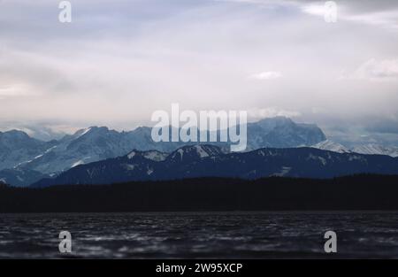 Tutzing, Bayern, Deutschland 24. Dezember 2023: Ein Wintertag in Tutzing Landkreis Starnberg. Hier der Blick an Heiligabend auf das aktuelle Weihnachtswetter, Wetterbild, hier der Starnberger See und im Hintergrund das Wettersteingebirge mit Alpspitze und Zugspitze, windig, stürmisch, Föhn, Föhnig, Föhnstreifen,Föhnsturm Wolkenloch am Himmel, Wolkenstimmung *** Tutzing, Bayern, Deutschland 24. Dezember 2023 Ein Wintertag im Stadtteil Tutzing Starnberg hier der Blick auf Heiligabend auf das aktuelle Weihnachtswetter, Wetterbild, hier der Starnberger See und im Hintergrund das Wettersteingebir Stockfoto