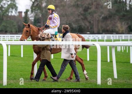 Ascot, Großbritannien. Dezember 2023. Horse Luccia (GB), geritten von Jockey Paul O'Brien, gewinnt am zweiten Tag des Howden Christmas Racing Weekend die Betfair Exchange Trophy auf der Ascot Racecourse. Eigentümer, Züchter und Sponsor, Pump & Plant Services Ltd Trainer Nicky Henderson, Lambourn. Quelle: Maureen McLean/Alamy Live News Stockfoto