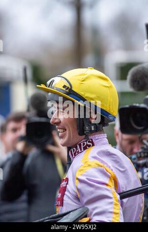 Ascot, Großbritannien. Dezember 2023. Jockey Paul O'Brien ritt Pferd Luccia (GB), um am zweiten Tag des Howden Christmas Racing Weekend die Betfair Exchange Trophy auf der Ascot Racecourse zu gewinnen. Eigentümer, Züchter und Sponsor, Pump & Plant Services Ltd Trainer Nicky Henderson, Lambourn. Quelle: Maureen McLean/Alamy Live News Stockfoto