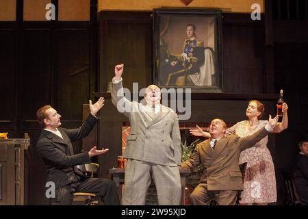 l-r: Paolo Battaglia (Pistole), Christopher Purves (Sir John Falstaff), Alasdair Elliott (Bardolph), Helen Atkinson Wood (Inn Keeper's Ehefrau) in FALSTAFF bei Glyndebourne Festival Opera, East Sussex, England 21/05/2009 Musik: Giuseppe Verdi Libretto: Arrigo Boito Dirigent: Vladimir Jurowski Design: Ultz Beleuchtung: Mimi Jordan Sherell Bewegung: Linda Jones Stockfoto