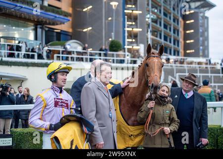 Ascot, Großbritannien. Dezember 2023. Jockey Paul O'Brien ritt Pferd Luccia (GB), um am zweiten Tag des Howden Christmas Racing Weekend die Betfair Exchange Trophy auf der Ascot Racecourse zu gewinnen. Eigentümer, Züchter und Sponsor, Pump & Plant Services Ltd Trainer Nicky Henderson, Lambourn. Quelle: Maureen McLean/Alamy Live News Stockfoto