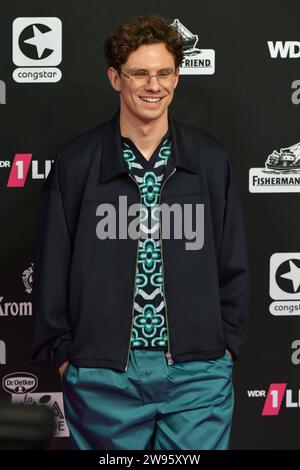 Tim Kamrad Sänger 11/23 thg Tim Kamrad bei der 1Live Krone am 30. November 2023 am Lokschuppen in Bielefeld Roter Teppich Roter Teppich Verleihung Musikpreis WDR 1 LIVE Einslive Eins Deutschland deutsch deutscher Mann Musiker Gesang Sänger-Songwriter deutscher Sänger Musiker Musiker hoch halb stehend lächelnd Hände in Hosentasche *** Tim Kamrad Sänger 11 23 thg Tim Kamrad bei der 1Live Krone am 30. November, 2023 im Lokschuppen Bielefeld Roter Teppich Roter Teppich Preisverleihung Musikpreis WDR 1 LIVE Einslive Eins Deutschland Deutscher Mann Musiker singender Sänger Songwriter deutscher Sänger Musiker High hal Stockfoto