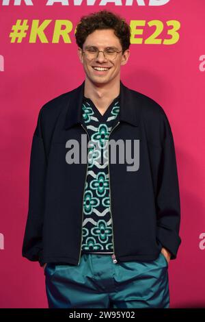 Tim Kamrad Sänger 11/23 thg Tim Kamrad bei der 1Live Krone am 30. November 2023 am Lokschuppen in Bielefeld Roter Teppich Roter Teppich Verleihung Musikpreis WDR 1 LIVE Einslive Eins Deutschland deutsch deutscher Mann Musiker Gesang Sänger-Songwriter deutscher Sänger Musiker Musiker hoch halb stehend lächelnd Hände in Hosentasche *** Tim Kamrad Sänger 11 23 thg Tim Kamrad bei der 1Live Krone am 30. November, 2023 im Lokschuppen Bielefeld Roter Teppich Roter Teppich Preisverleihung Musikpreis WDR 1 LIVE Einslive Eins Deutschland Deutscher Mann Musiker singender Sänger Songwriter deutscher Sänger Musiker High hal Stockfoto