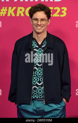 Tim Kamrad Sänger 11/23 thg Tim Kamrad bei der 1Live Krone am 30. November 2023 am Lokschuppen in Bielefeld Roter Teppich Roter Teppich Verleihung Musikpreis WDR 1 LIVE Einslive Eins Deutschland deutsch deutscher Mann Musiker Gesang Sänger-Songwriter deutscher Sänger Musiker Musiker hoch halb stehend lächelnd Hände in Hosentasche *** Tim Kamrad Sänger 11 23 thg Tim Kamrad bei der 1Live Krone am 30. November, 2023 im Lokschuppen Bielefeld Roter Teppich Roter Teppich Preisverleihung Musikpreis WDR 1 LIVE Einslive Eins Deutschland Deutscher Mann Musiker singender Sänger Songwriter deutscher Sänger Musiker High hal Stockfoto