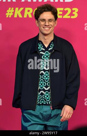 Tim Kamrad Sänger 11/23 thg Tim Kamrad bei der 1Live Krone am 30. November 2023 am Lokschuppen in Bielefeld Roter Teppich Roter Teppich Verleihung Musikpreis WDR 1 LIVE Einslive Eins Deutschland deutsch deutscher Mann Musiker Gesang Sänger-Songwriter deutscher Sänger Musiker Musiker hoch halb stehend lächelnd Hand in Hosentasche *** Tim Kamrad Sänger 11 23 thg Tim Kamrad bei der 1Live Krone am 30. November, 2023 im Lokschuppen Bielefeld Roter Teppich Roter Teppich Preisverleihung Musikpreis WDR 1 LIVE Einslive Eins Deutschland Deutscher Mann Sänger Songwriter deutscher Sänger Musiker High Half Stockfoto