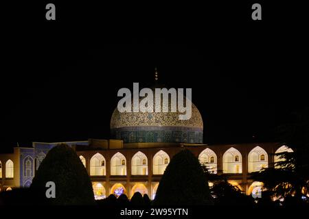 Die Kuppel des großen Basars in Isfahan, Iran. Scheich-Lotfollah-Moschee auf dem naqsh-e-jahan-Platz in isfahan bei Nacht. Stockfoto