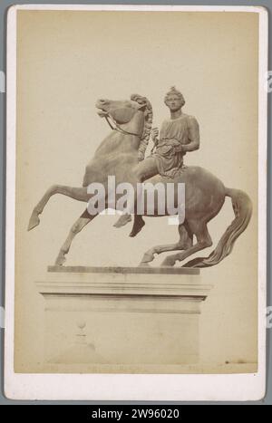 Reiterstatue von Pollux in Turin, Giovanni Battista Maggi, ca. 1870 - ca. 1885 Fotografie. Kabinettfoto die Statue steht für den Palazzo reale in Turin. Fotounterstützung in Turin. Reiterstatue aus Pappe mit Albumendruck. Einer der Dioscuri: Pollux, der Boxer Turin Stockfoto