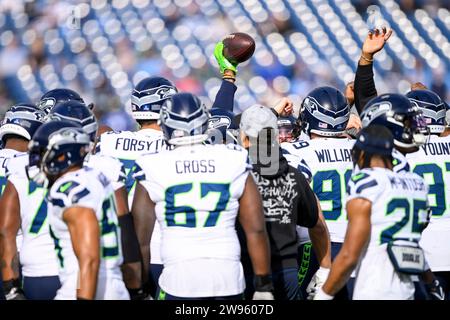 Dezember 2023: Seattle Seahawks während der ersten Hälfte eines Spiels zwischen den Seattle Seahawks und Tennessee Titans im Nissan Stadium in Nashville, TN Steve Roberts/CSM (Credit Image: © @ Steve Roberts/Cal Sport Media) Stockfoto