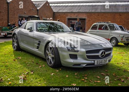 2010 Mercedes-Benz SLS AMG, ausgestellt auf der Bicester Heritage Scramble am 8. Oktober 2023. Stockfoto