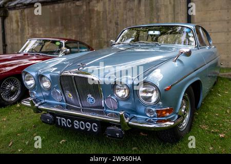 1968 Jaguar 420G, ausgestellt auf der Bicester Heritage Scramble am 8. Oktober 2023. Stockfoto