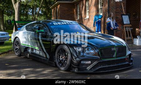 2016 Bentley Continental GT3s, ausgestellt auf dem Bicester Heritage Scramble am 8. Oktober 2023. Stockfoto