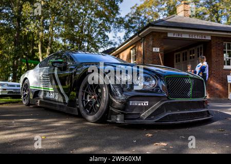 2016 Bentley Continental GT3s, ausgestellt auf dem Bicester Heritage Scramble am 8. Oktober 2023. Stockfoto