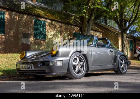 1990 Porsche 911 Carrera 2 Targa, ausgestellt auf dem Bicester Heritage Scramble am 8. Oktober 2023. Stockfoto