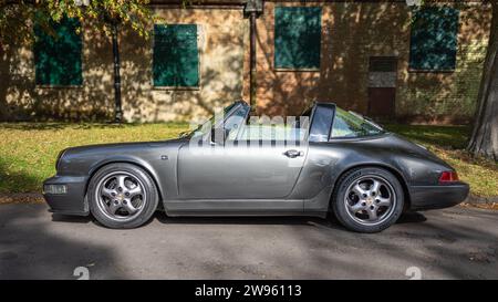 1990 Porsche 911 Carrera 2 Targa, ausgestellt auf dem Bicester Heritage Scramble am 8. Oktober 2023. Stockfoto