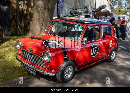 1966 Mini Cooper S, ausgestellt im Bicester Heritage Scramble am 8. Oktober 2023. Stockfoto