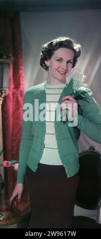 1950er Jahre, historische, englische Rose, weibliche Mode der Ära, eine junge Dame mit hellgrüner weicher Wolljacke und gestreiftem Wolloberteil, England, Großbritannien. Stockfoto