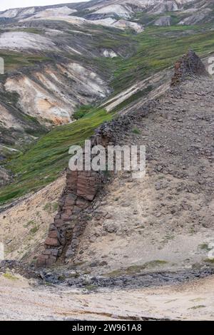 Grönland, Disko Island, Iterdla Bay. Das Gebiet ist bekannt für seine geologischen Gesteinsformationen. Stockfoto