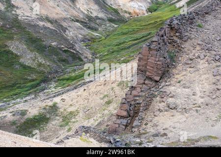 Grönland, Disko Island, Iterdla Bay. Das Gebiet ist bekannt für seine geologischen Gesteinsformationen. Stockfoto