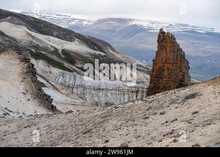 Grönland, Disko Island, Iterdla Bay. Das Gebiet ist bekannt für seine geologischen Gesteinsformationen. Stockfoto